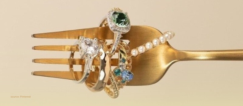 Gold fork holding rings and pearls, symbolizing India's evolving, structured jewellery market.