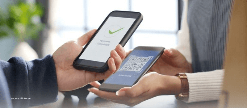 Digital payment via smartphones, symbolizing India’s rapid e-commerce and fintech adoption.