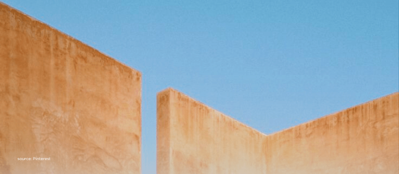 Bold geometric walls under clear sky suggesting SI 50 rankings spotlight leading managers.